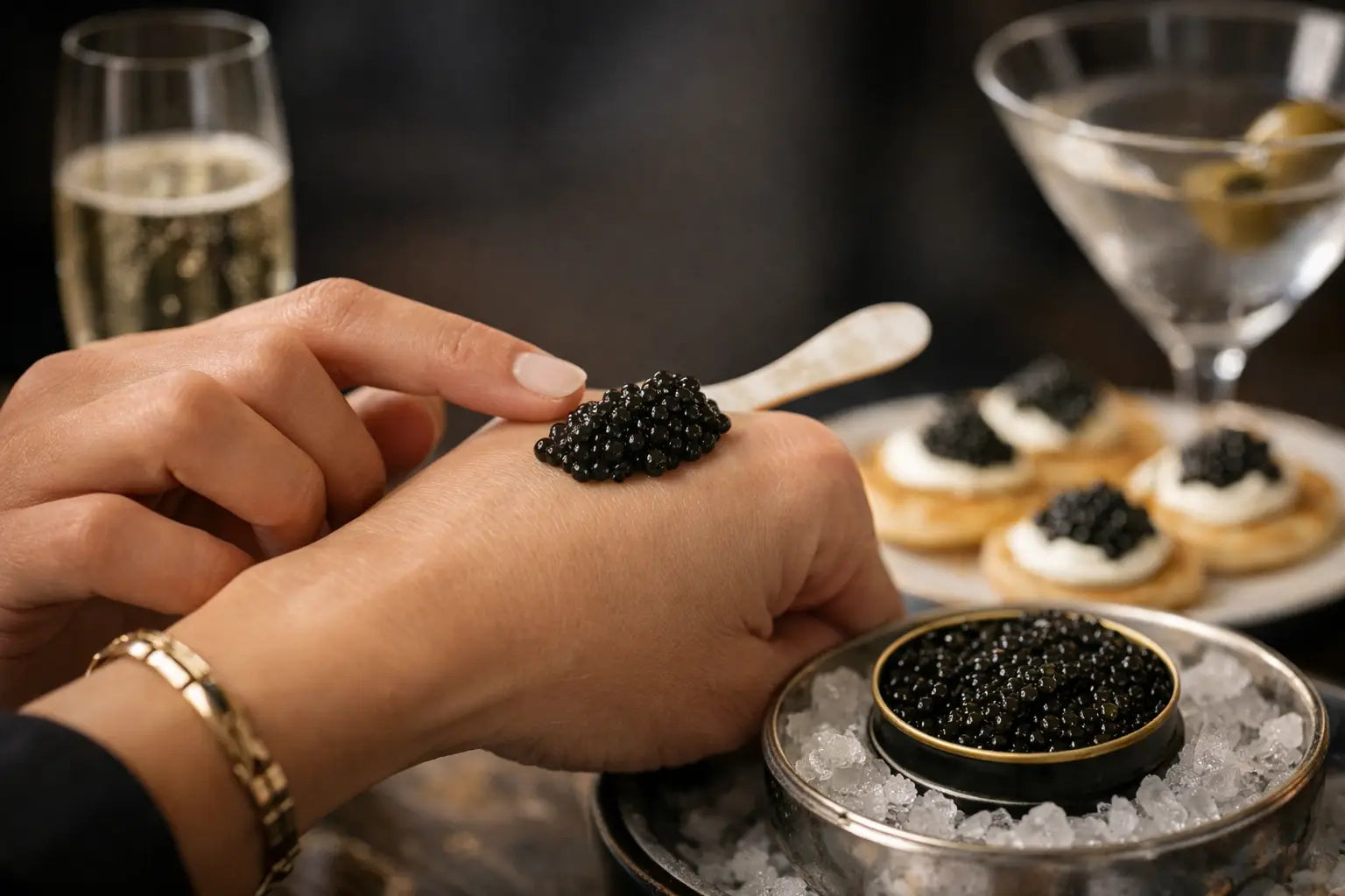 Qu'est-ce qu'un « caviar bump » ? La bouchée chic pour vos soirées