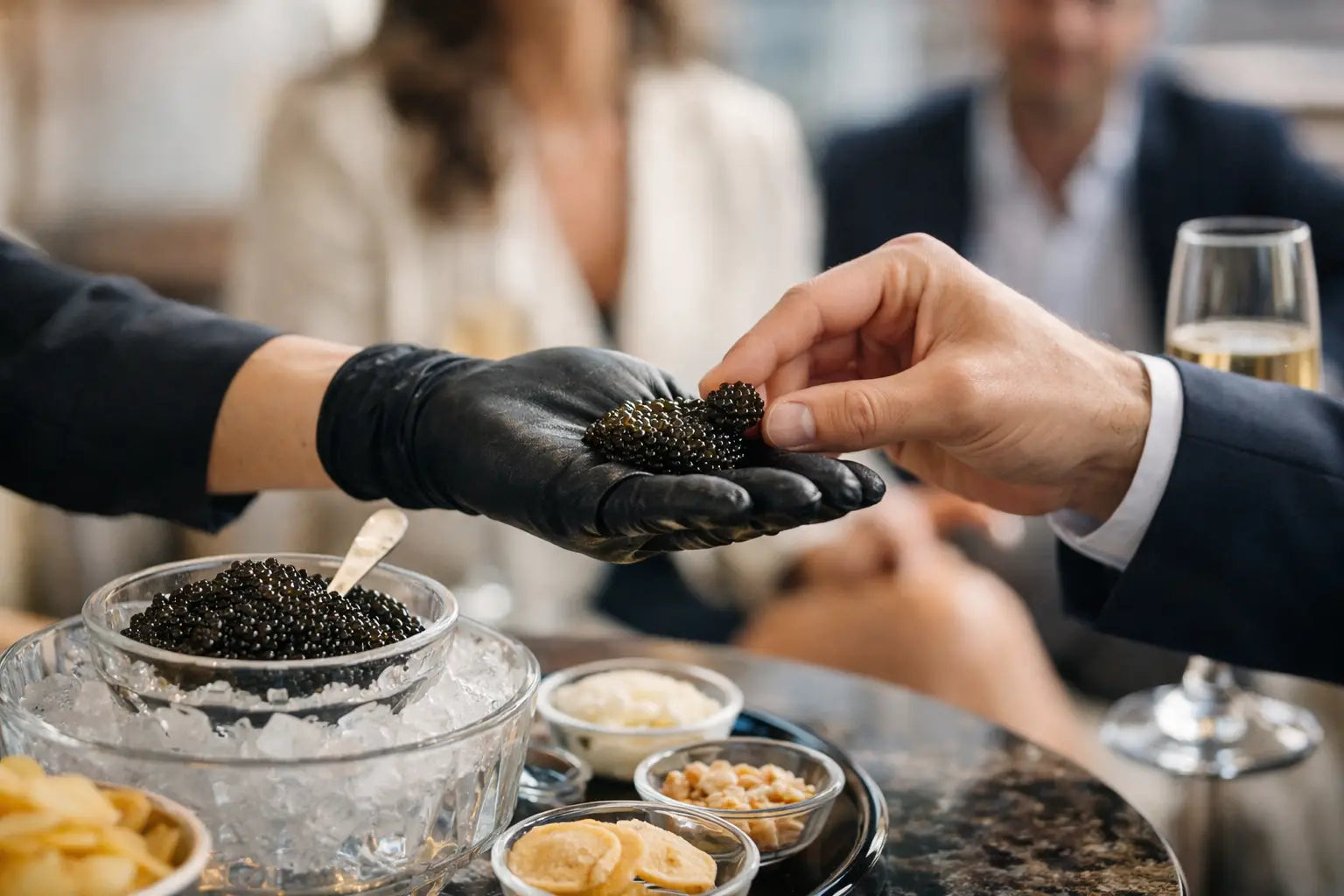 Pourquoi une dégustation de caviar servie à la main fait la différence lors d'événements
